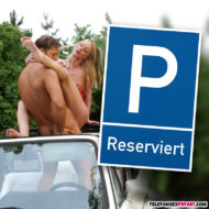 Mann und Frau beim Sex im Cabrio auf dem reservierten Parkplatz